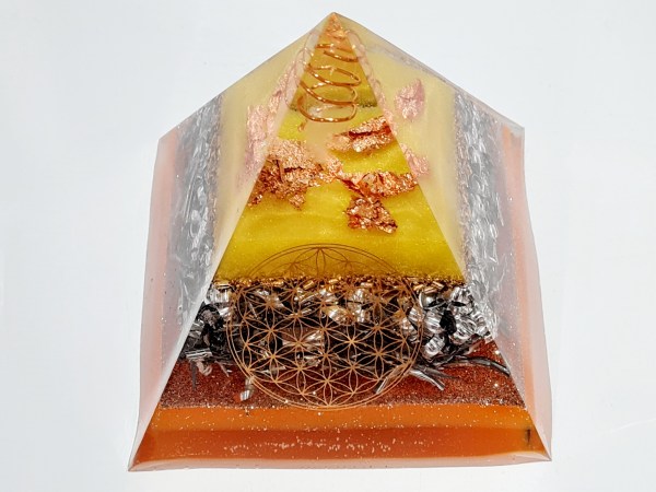 Orgonite pyramide jaune orange fleur de vie